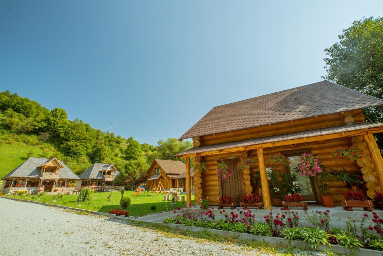 Casutele Din Moisei Hotel Exterior foto