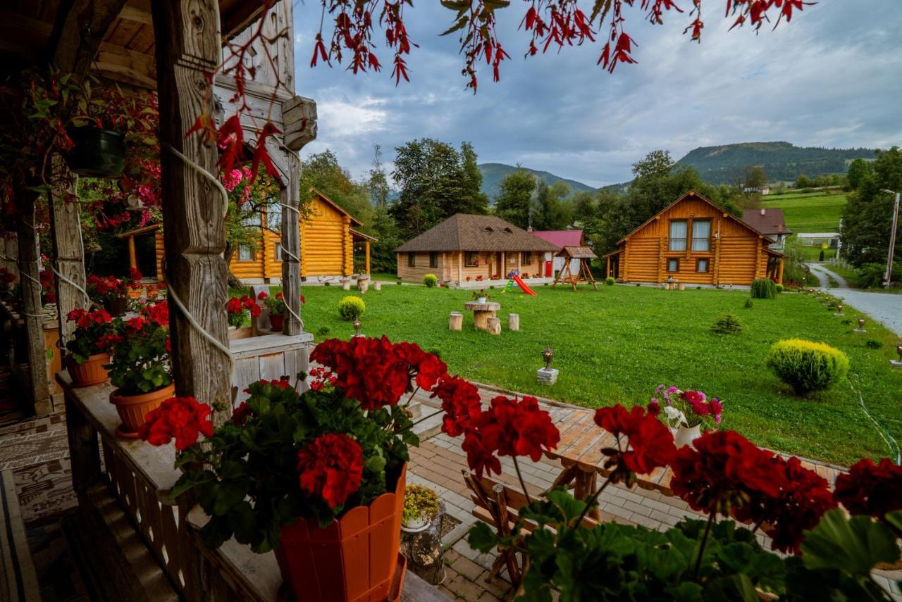 Casutele Din Moisei Hotel Exterior foto