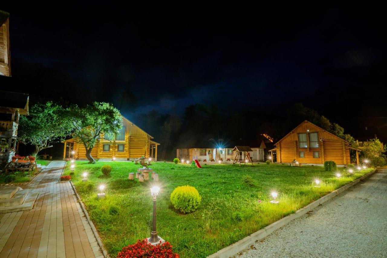 Casutele Din Moisei Hotel Exterior foto
