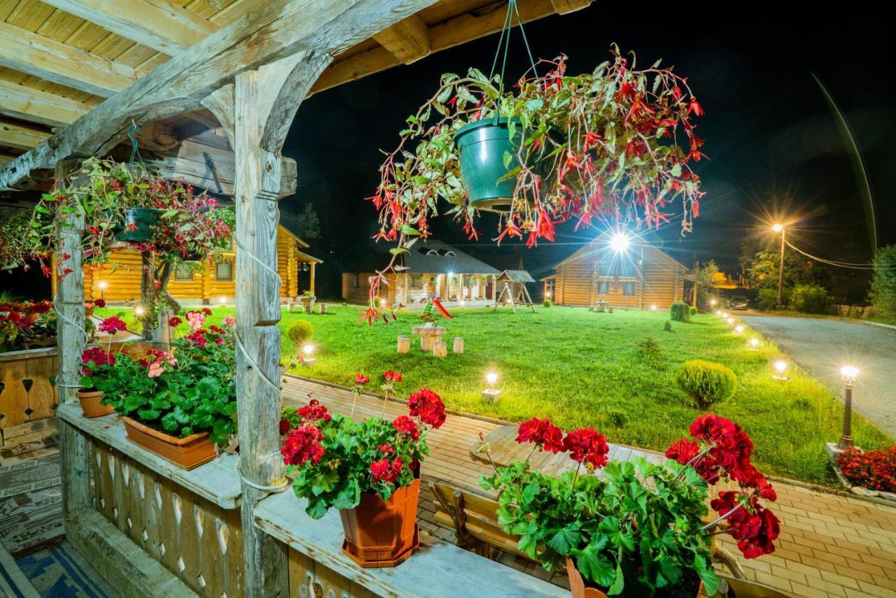Casutele Din Moisei Hotel Exterior foto