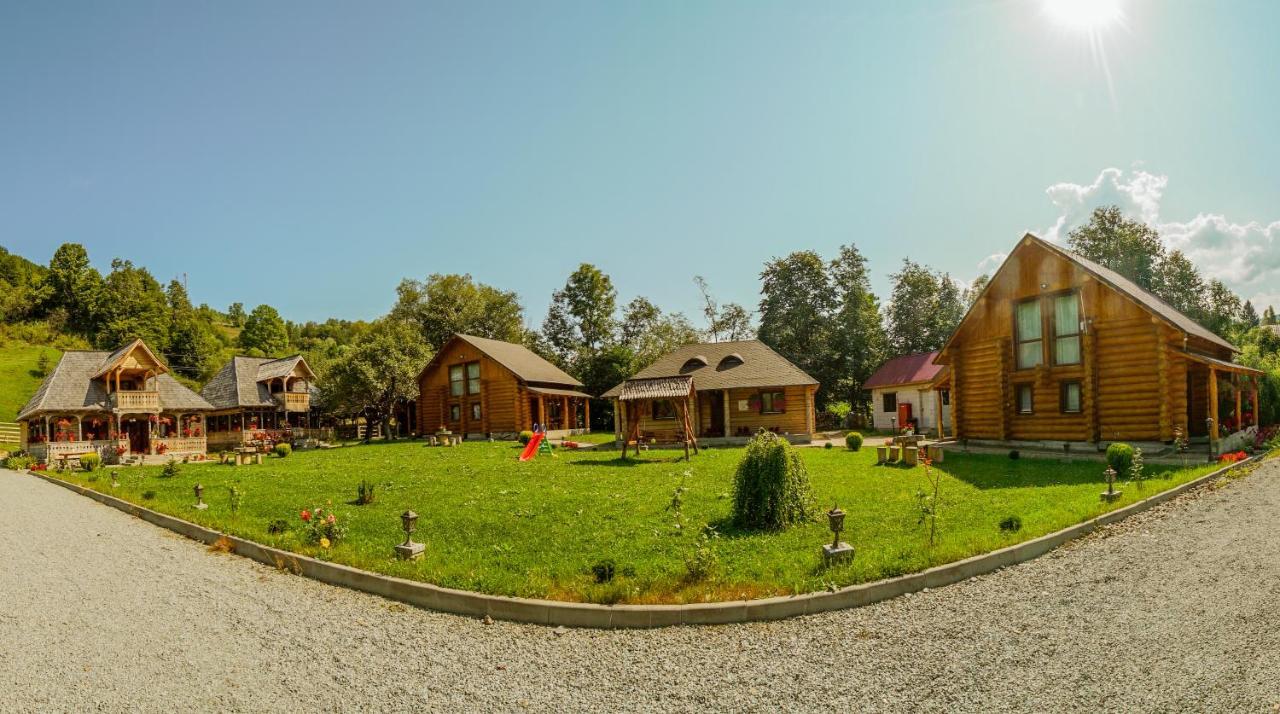 Casutele Din Moisei Hotel Exterior foto